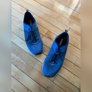 Hoka One One Arahi blue running shoes